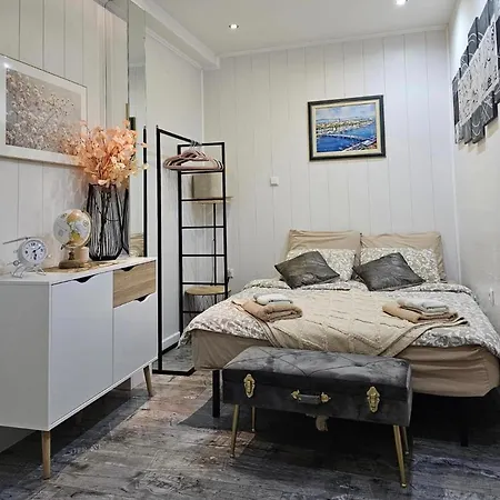 Old Town Center Apartment *